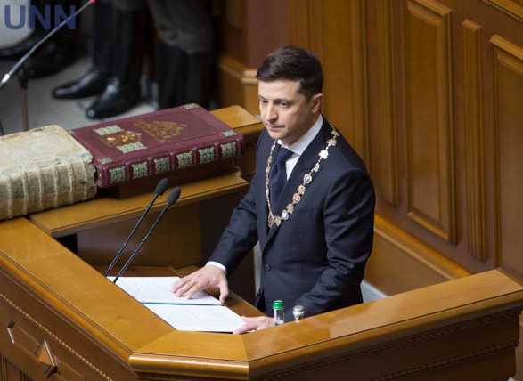 Зеленский пригласил глав фракций на консультацию
