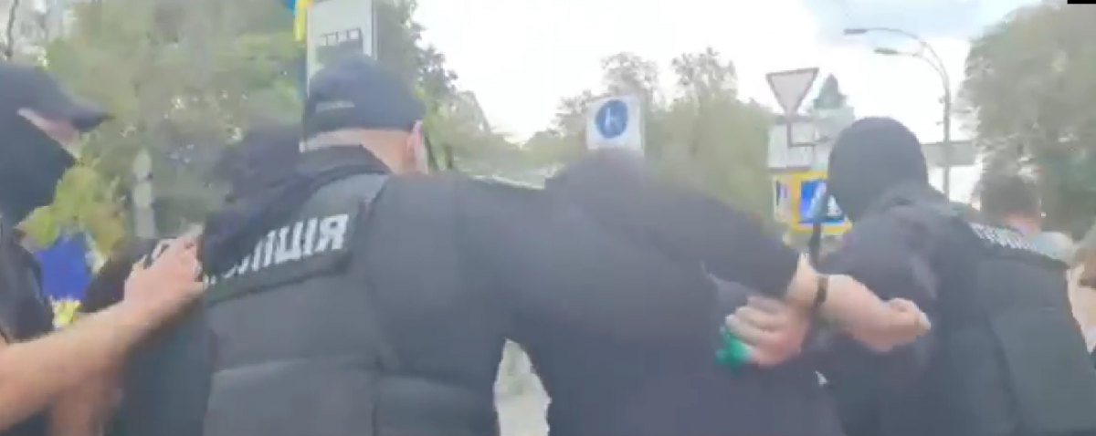 З'явилося відео затримання чоловіка, який облив Порошенка зеленкою
