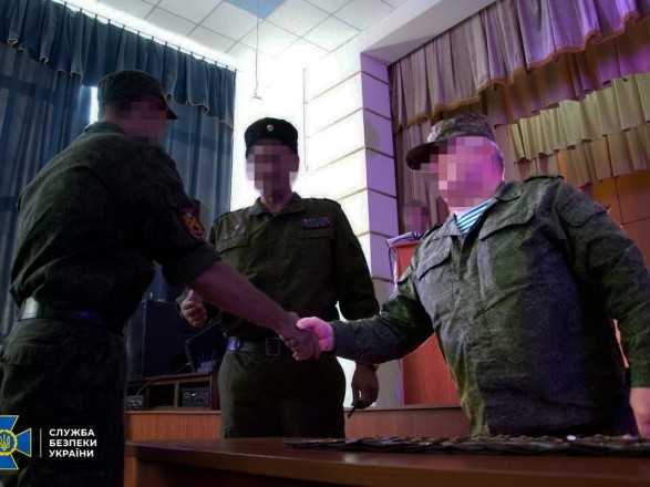 Примусово призивав українців до лав бойовиків: правоохоронці викрили “військкома ЛНР”