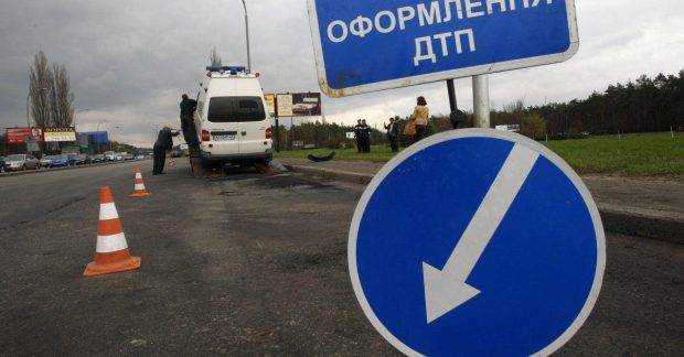 В Одесі іномарка збила двох молодих людей, є жертва
