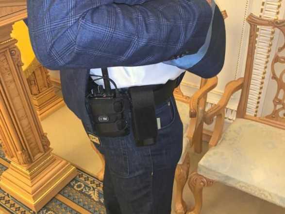 Не оружие, а радиостанция: в УДО показали, что было под пиджаком охранника в ВР