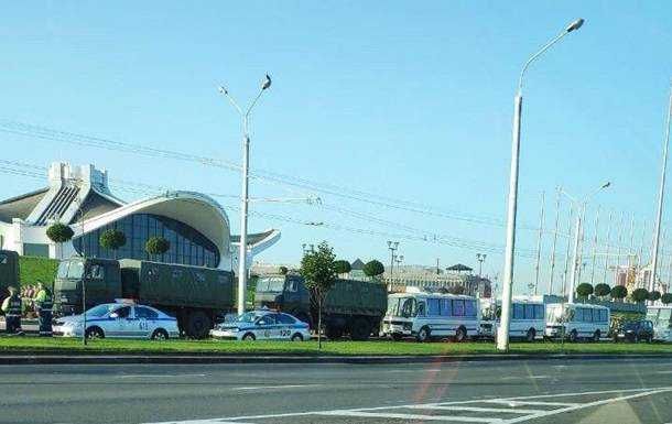 В Минске к дворцу Лукашенко стянули силовиков