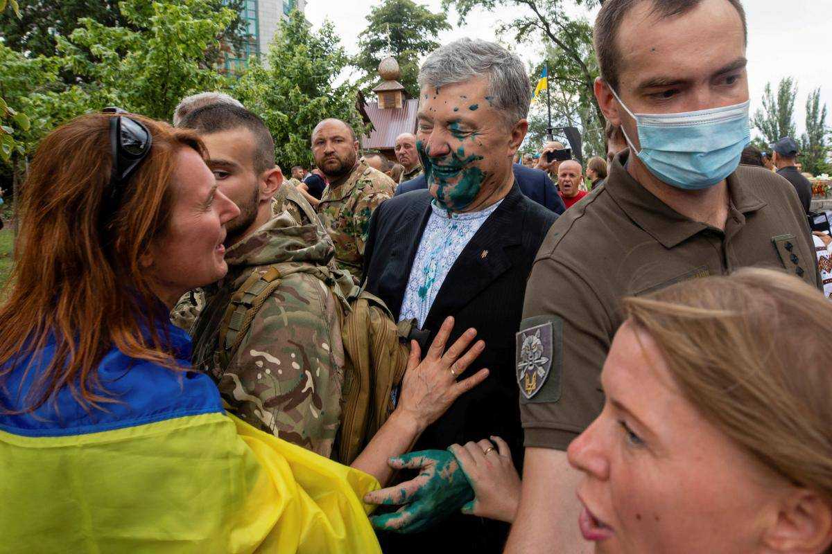 Нападника Порошенка відпустили – адвокат