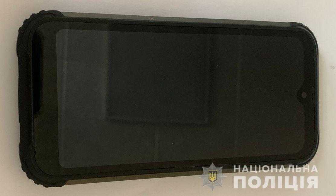 В Одесі юнак подарував другу смартфон, який на його ж очах відібрав у перехожого