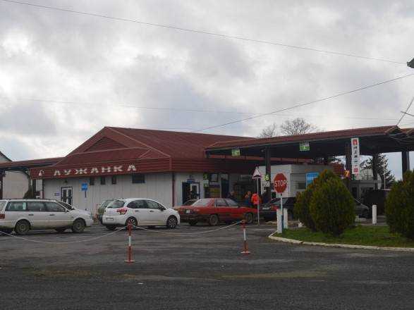 На границе с Венгрией собралось большое скопление автомобилей