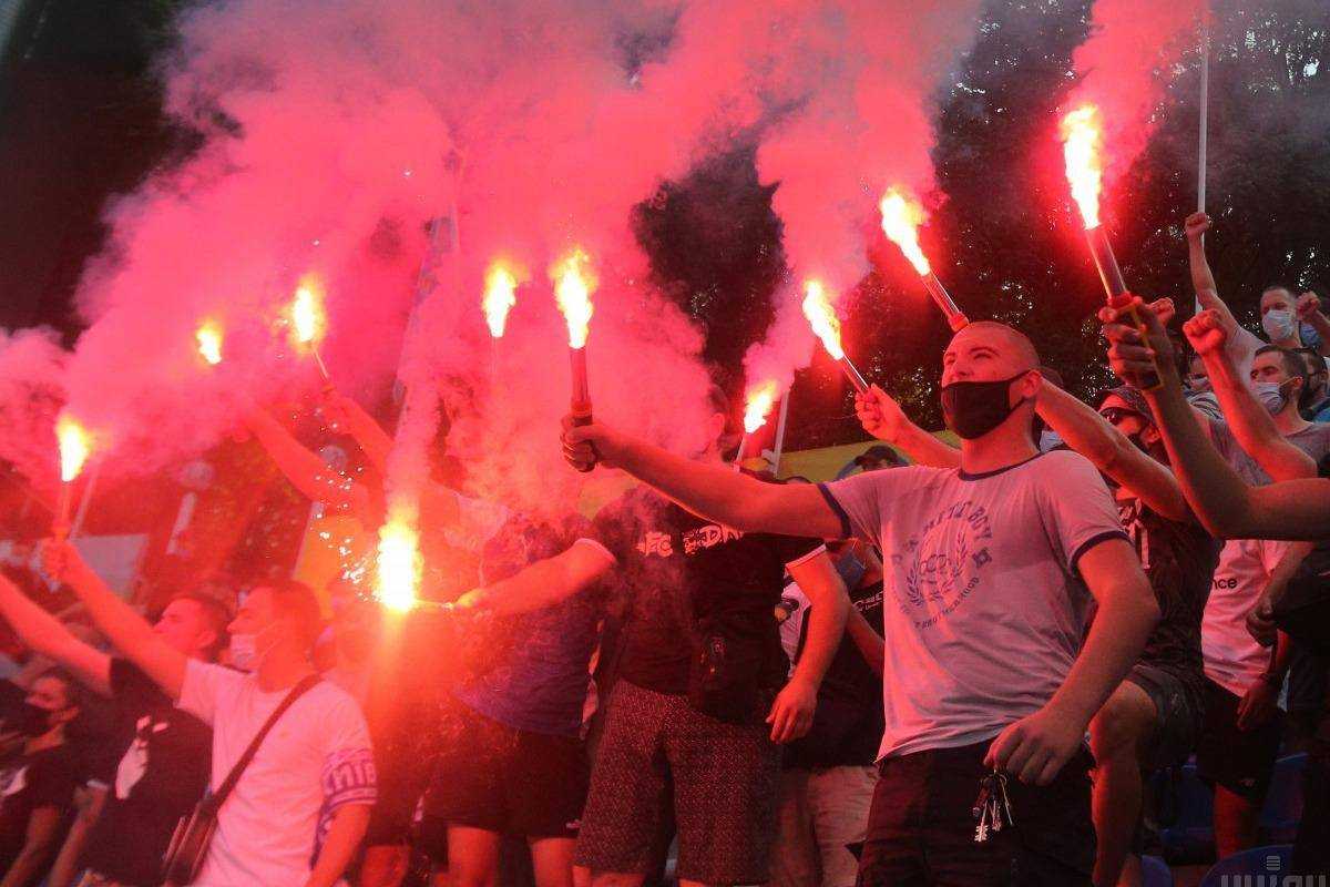 На матчі Динамо ультрас побили мирних вболівальників