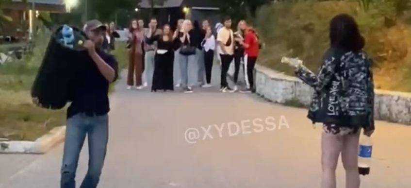 В Одесі неадекватний чоловік жбурнув у дівчину урну для сміття - мережа