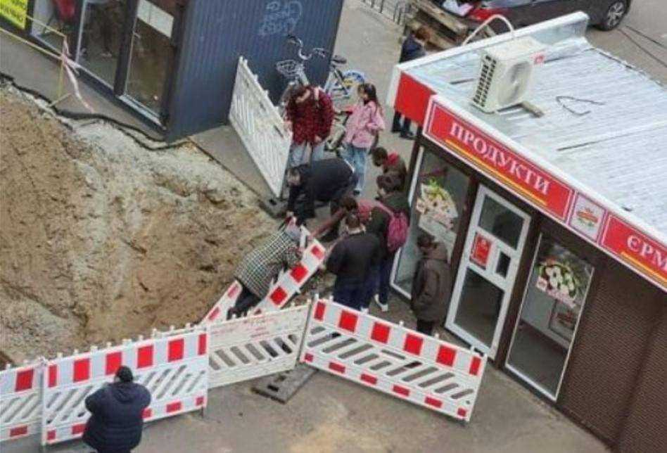 У Києві перехожі дістали стареньку з ями, яку залишили комунальники