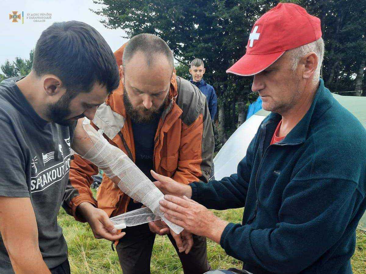 Рятувальники показали фото туриста, в якого влучила блискавка у Карпатах