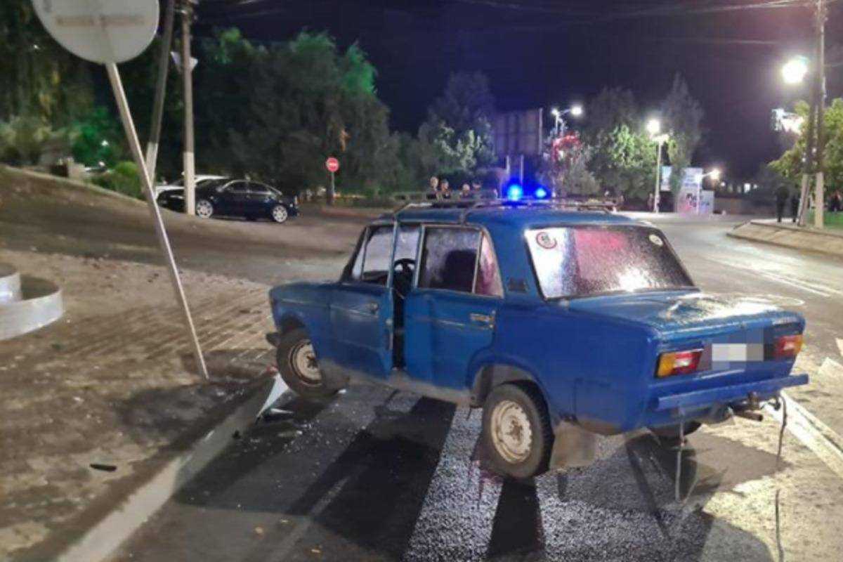 Наїзд на людей та спроба самосуду: у Мелітополі легковик "вискочив" на тротуар