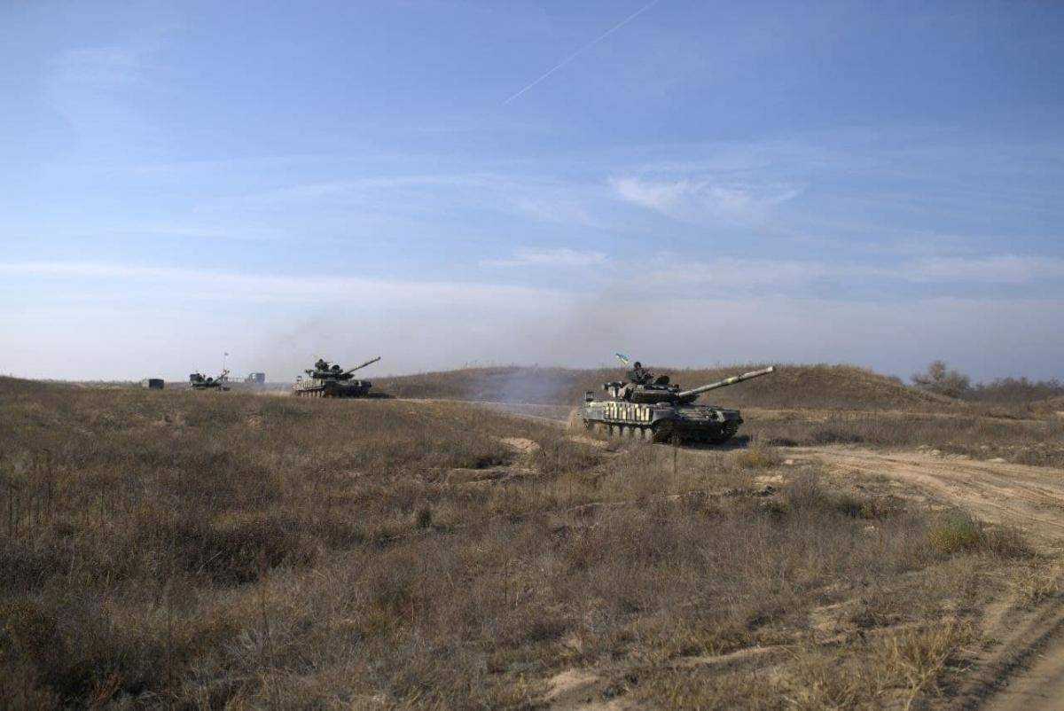 Морські піхотинці провели навчання неподалік Криму з авіацією та бойовою стрільбою: видовищні кадри