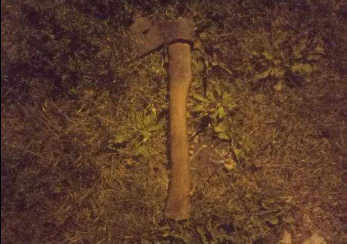 У Дніпрі затримали чоловіка, який бігав вулицею з сокирою