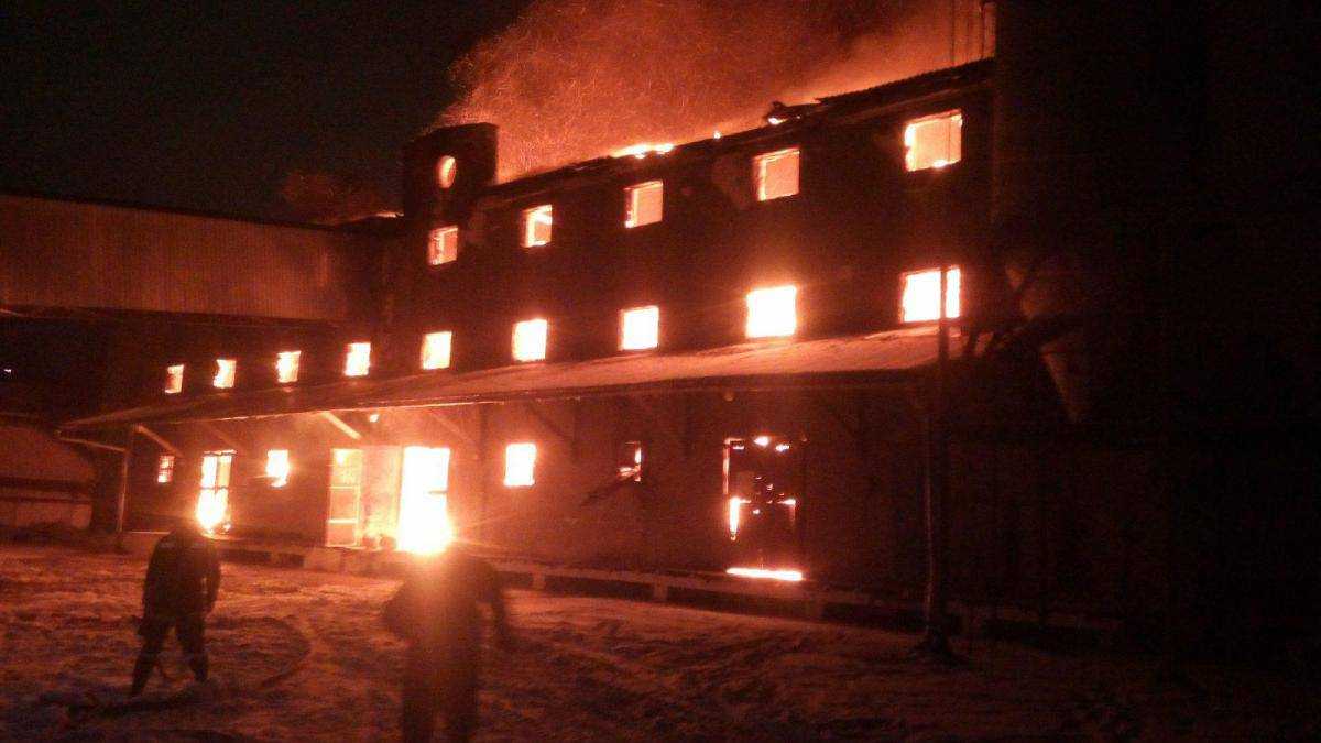 Під Тернополем горить один з найбільших комбінатів області: пожежа заблокувала залізничну колію