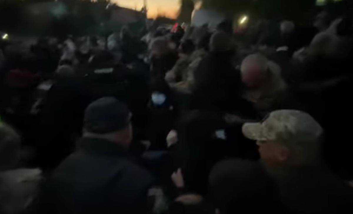 На акції під будинком Порошенка в Козині сталися сутички - нардеп