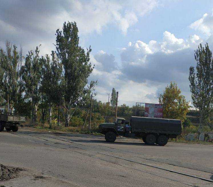 В Маріуполі зафіксували колону російської техніки з літерою "Z"