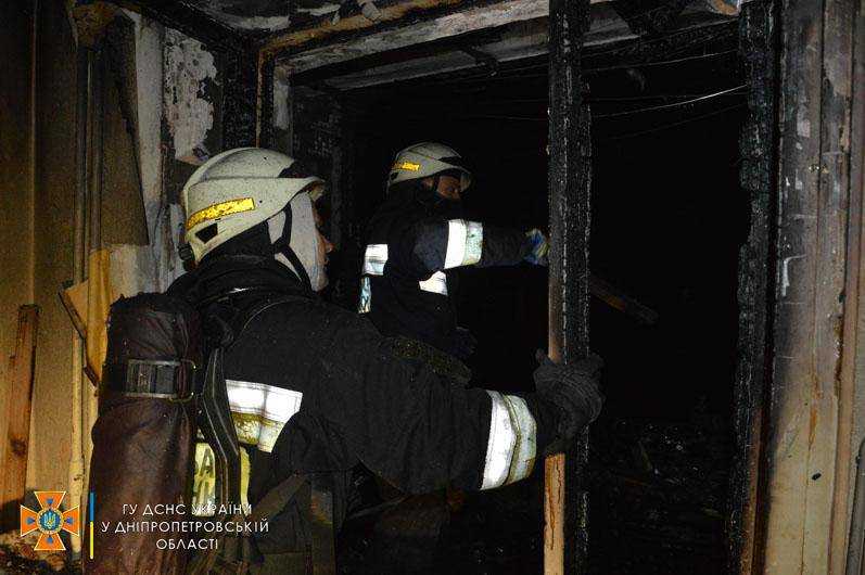 У Дніпрі від недопалка сусідів зайнялася квартира зі сплячою жінкою