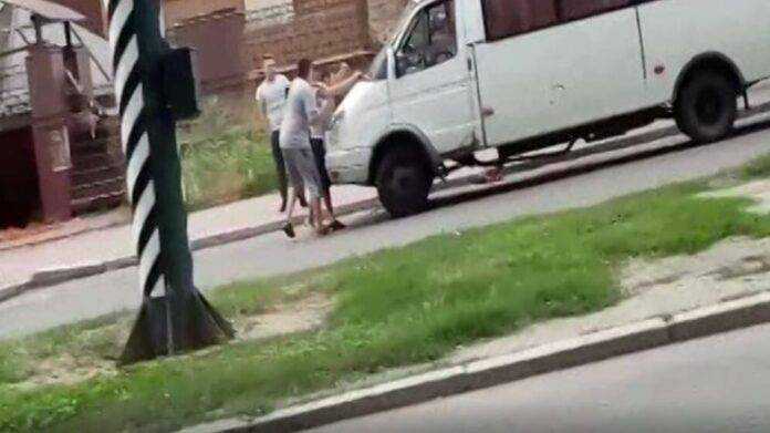 В Запорожье пассажир подрался с водителем маршрутки