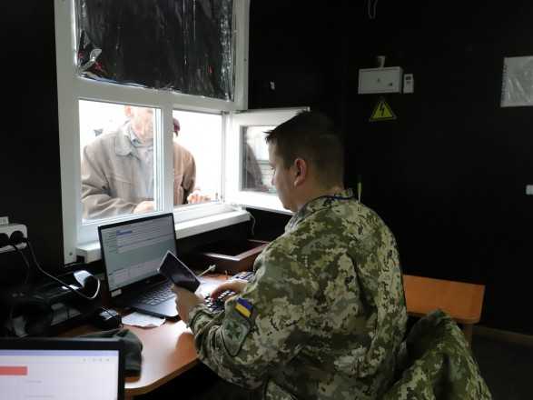 На КПВВ в зоне ООС в очередях застряли 230 автомобилей