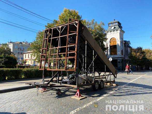 Перелом стегна та струс головного мозку: у Чернівцях під час репетиції трюку мотоцикліст впав з рампи