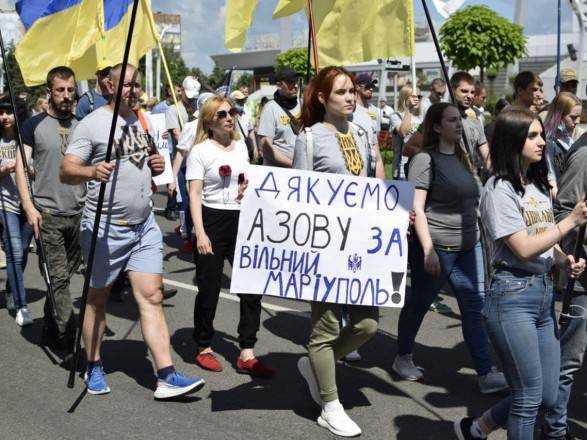 У Маріуполі відбувся кількатисячний патріотичний марш