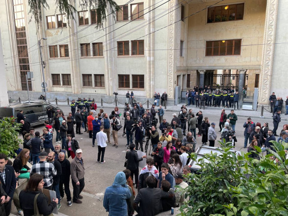 "Летите прочь": в Тбилиси устроили акцию протеста против прямого авиасообщения с рф