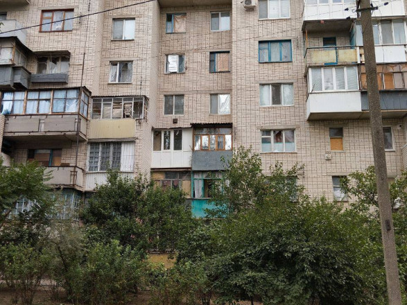 Оккупанты утром обстреливают Херсон и область: попали в многоэтажку, есть раненые