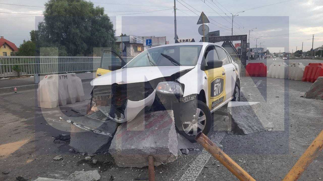 Водій таксі заснув за кермом і влетів у місце дорожніх робіт