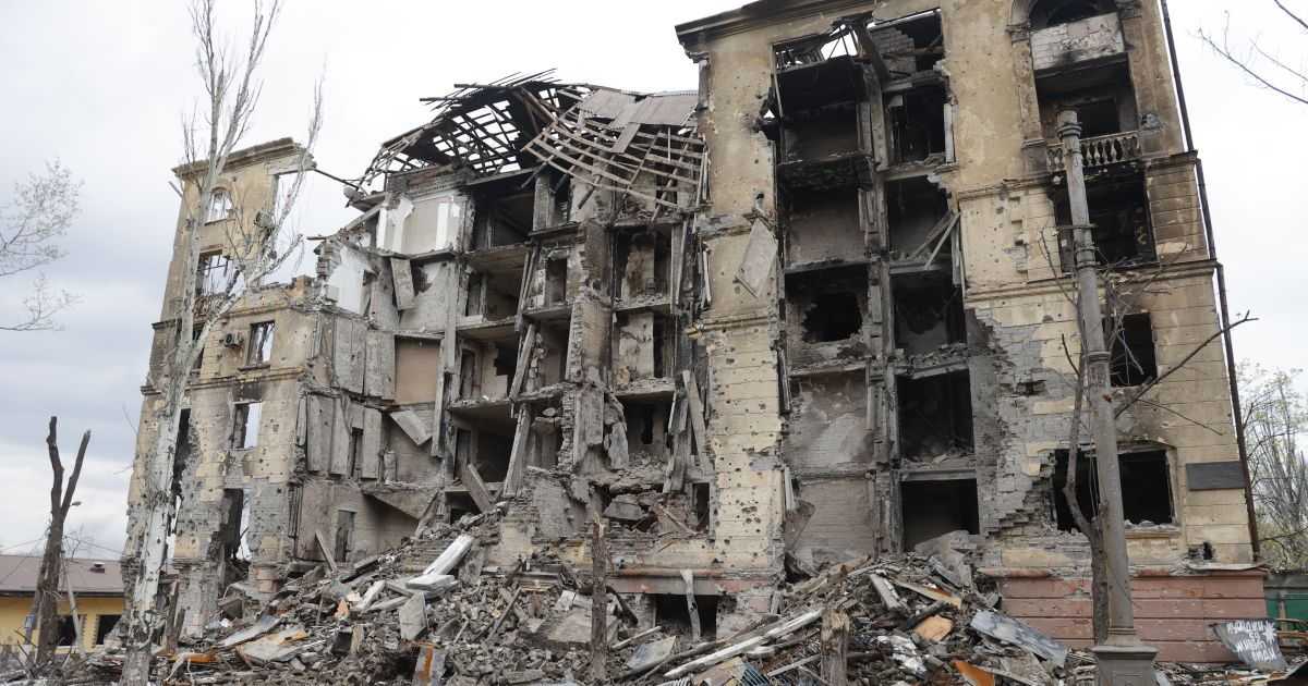 У Маріуполі окупанти виганяють людей просто неба