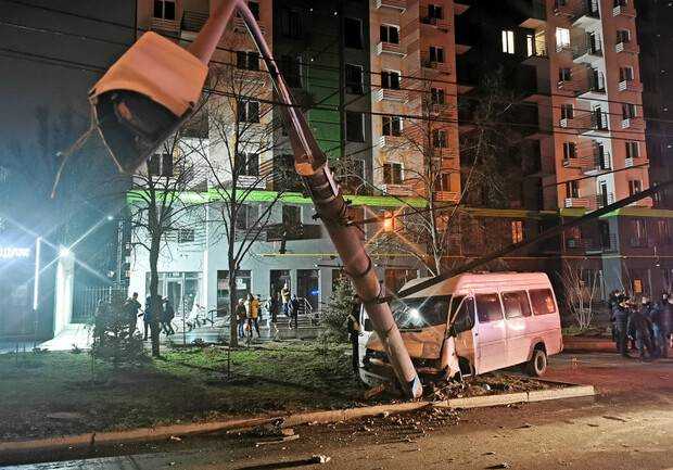 В Запорожье маршрутка на большой скорости влетела в столб, много пострадавших
