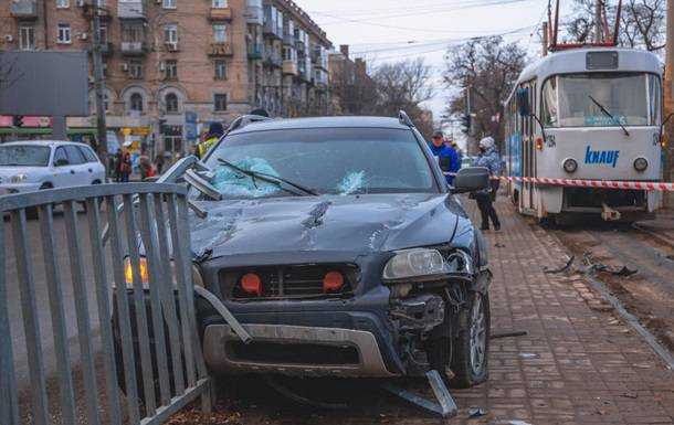 В Днепре авто снесло ограждение и сбило женщину