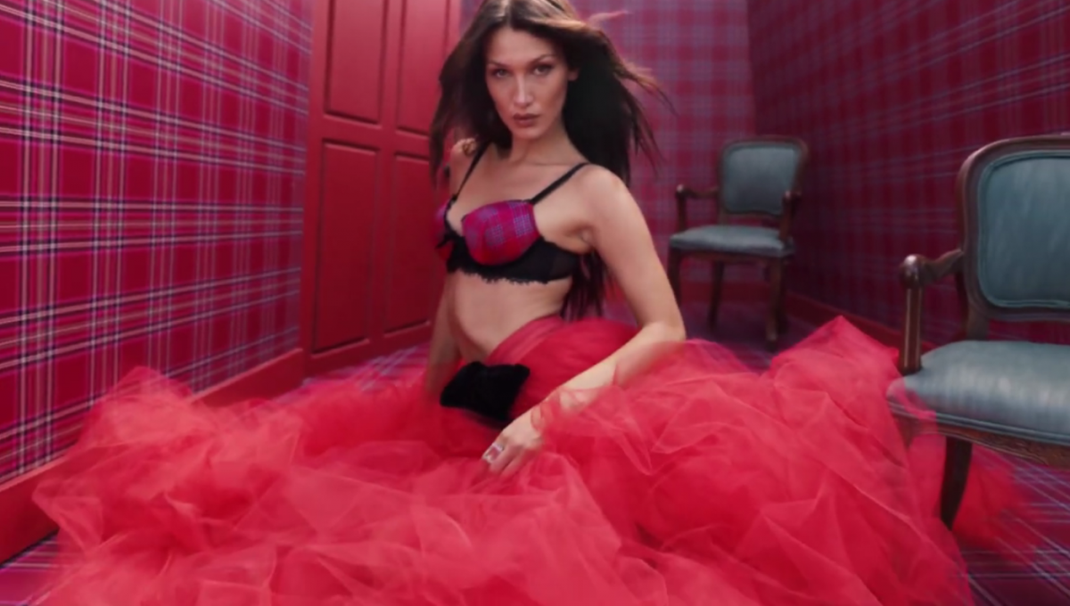 Популярна супермодель знялася в "різдвяній" білизні від Victoria's Secret