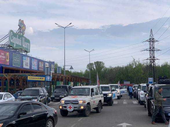 Евакуйовані з "Азовсталі" доїхали до Запоріжжя: міськрада показала відео