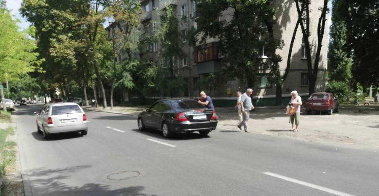 В Днепре недовольный водитель избил битой мужчину, который переводил бабушку через дорогу