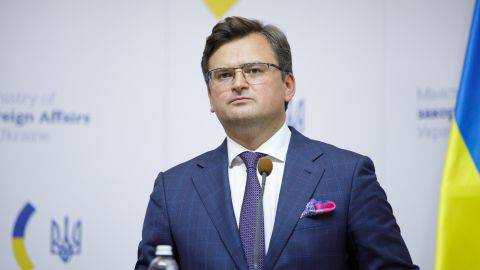 В Україні дозволять подвійне громадянство, але не з Росією – Кулеба