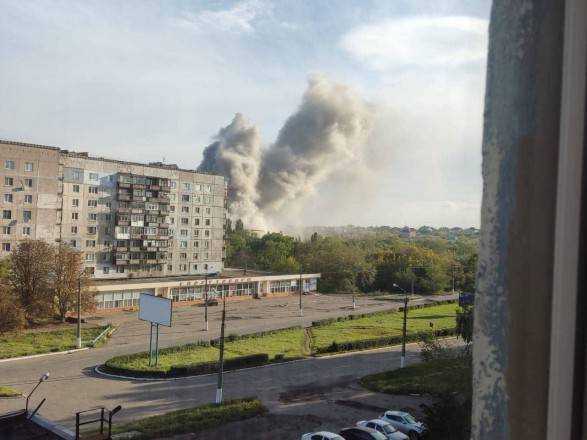 На Луганщині багато «бавовни»: горить «виборча дільниця» та злітають у повітря ворожі склади