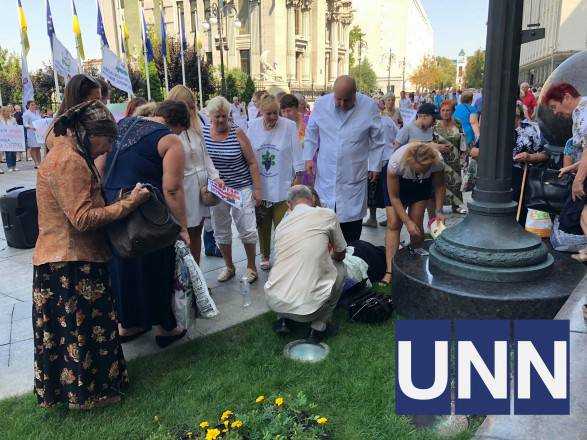 Под Офисом Президента женщина потеряла сознание