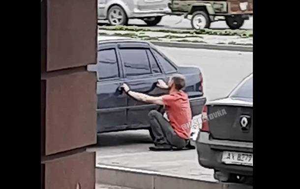 У Харкові неадекват вимагав випустити людину з багажника