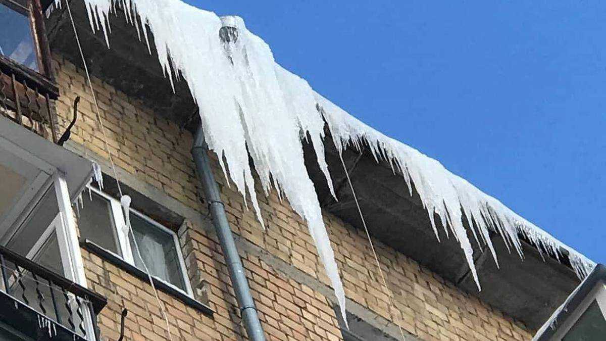 У Києві комунальники збивали бурульки разом з кондиціонерами