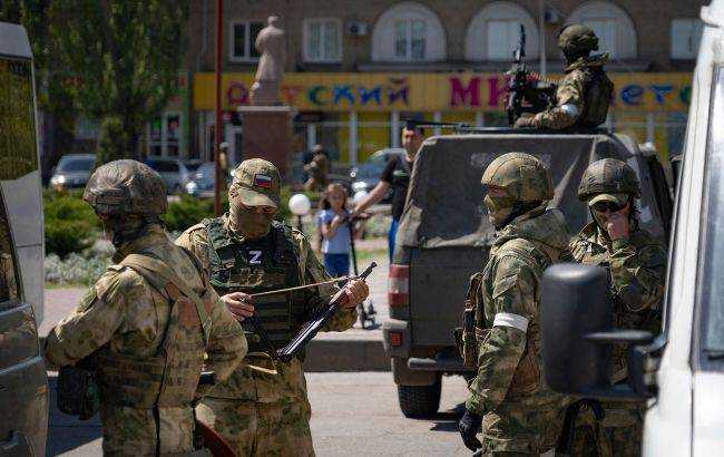 Взялися за дітей: росіяни в Мелітополі готують неповнолітніх для своєї армії