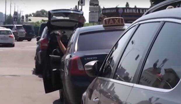 В Киеве таксист дерзко высадил народного депутата из-за маски