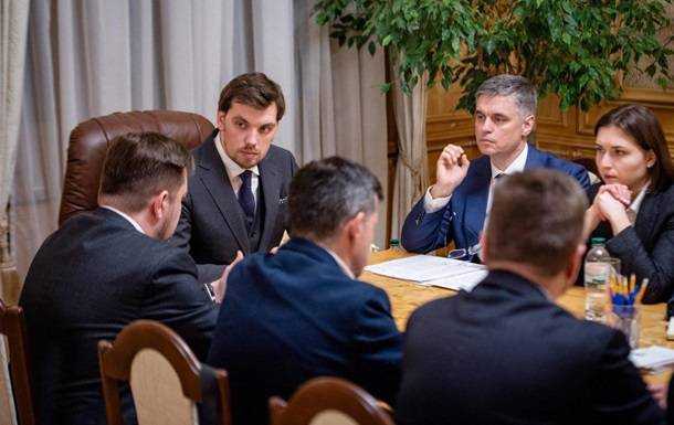 Гончарук поручил эвакуировать украинцев из Китая
