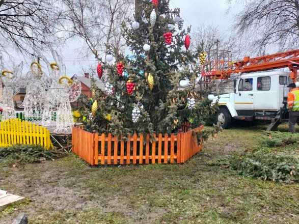 На Рівненщині вітер зламав новорічну ялинку