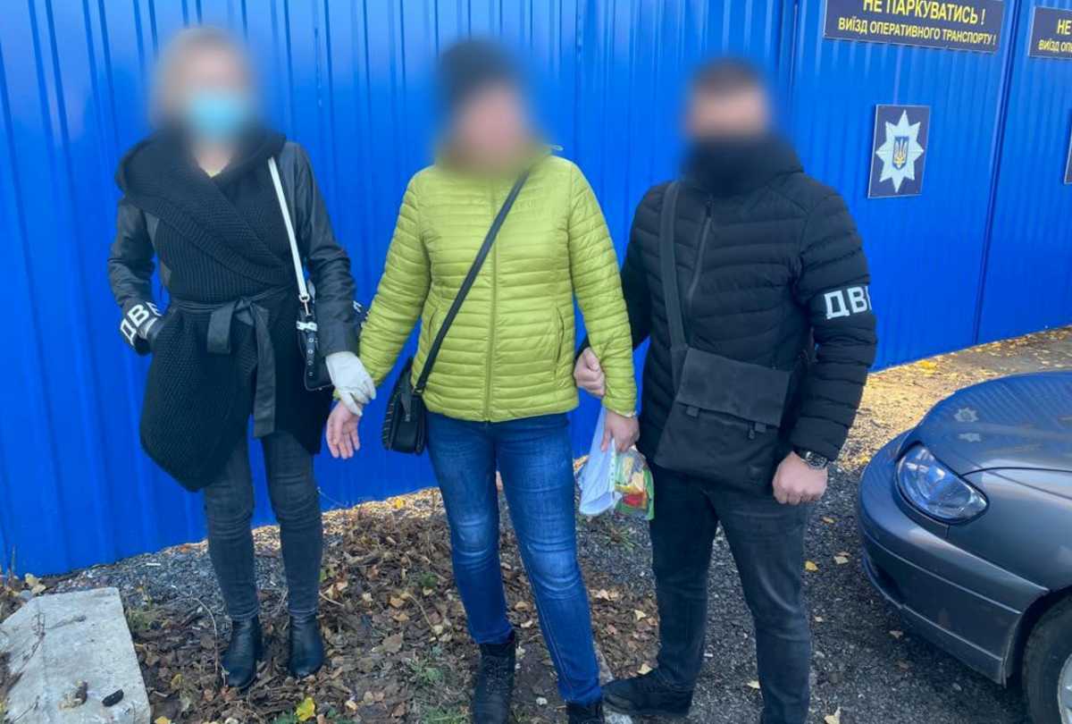 У Дніпрі поліцейська вимагала у підлітка 6 тисяч гривень