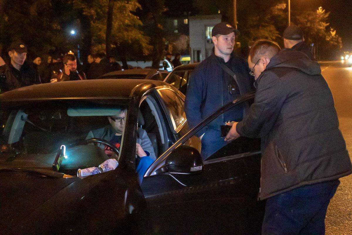 Скандально відомого блогера, який плюнув в обличчя поліцейському, затримали п'яним за кермом