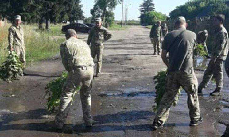 К визиту Зеленского солдатам приказали разогнать лужи
