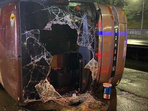 У Києві перекинувся автобус на іноземних номерах. Постраждало 8 пасажирів, серед них діти