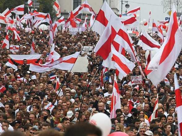 Протесты в Беларуси: Лукашенко с вертолета осмотрел митингующих и заявил, что они "как крысы разбежались"