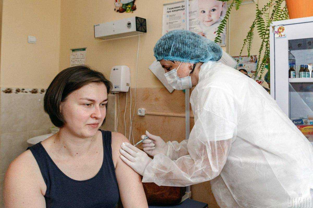 В МОН назвали відсоток повністю вакцинованованих вчителів: ситуація по регіонам