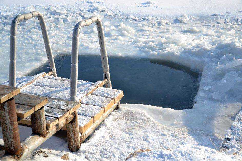 Купание в проруби на Крещение: в Минздраве рассказали, как не заболеть