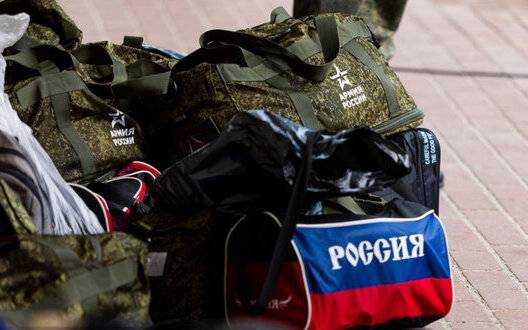 На окупованих територіях Запоріжжя та Херсонщині чоловікам, які отримали російські паспорти, вручають повістки